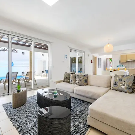 Konnos Breeze Villa *